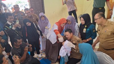 Pj Bupati Kampar Titiskan PIN Polio ke Balita dan Usia Dini di Sipungguk