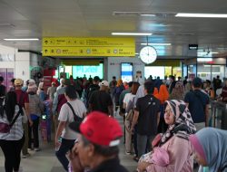 Masyarakat Padati LRT Jabodebek di Hari Penerapan Tarif Rp1