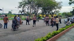 Satreskrim Polres Kampar Berbagi Takjil di Bundaran Tugu Ikan Jelang Buka Puasa