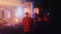 4 Unit Mobil Damkar dan Petugas Berjibaku Padamkan Rumah Terbakar di Bangkinang Kota, Kadis Damkar: Anggota Bekerja Sesuai Protap