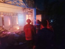 4 Unit Mobil Damkar dan Petugas Berjibaku Padamkan Rumah Terbakar di Bangkinang Kota, Kadis Damkar: Anggota Bekerja Sesuai Protap