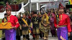 Kapolri Terima Anugerah Adat “Ingatan Budi” dari LAMR, Simbol Sinergi Negara dan Masyarakat Adat