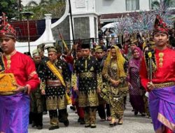 Kapolri Terima Anugerah Adat “Ingatan Budi” dari LAMR, Simbol Sinergi Negara dan Masyarakat Adat
