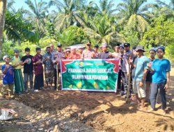 Dorong Ketahanan Pangan Nasional Lewat Pesantren, Polres Rohul Tanam Jagung Bersama Santri
