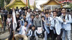 Aksi Demontrasi di DPRD Riau Berlangsung Damai, Mahasiswa dan Polisi Bersalaman