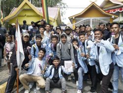 Aksi Demontrasi di DPRD Riau Berlangsung Damai, Mahasiswa dan Polisi Bersalaman