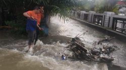 Intensitas Hujan Tinggi Hitungan Jam Air Meluap, Tim BPBD Kampar Turun Pantau Kondisi dan Imbau Masyarakat Agar Waspada