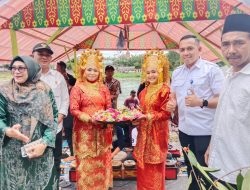 Mewakili Bupati Kampar, Camat Bangkinang Bersama Forkopimcam Lepas 8 Sampan Hias di Acara Balimau Kasai