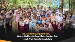 Tak Sekadar Tinjau Jembatan, Wakapolda Riau dan Bupati Anton Bagikan Buku untuk Anak Dusun Tanjung Betung