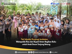 Tak Sekadar Tinjau Jembatan, Wakapolda Riau dan Bupati Anton Bagikan Buku untuk Anak Dusun Tanjung Betung