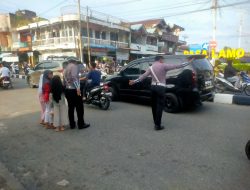Jelang Berbuka Puasa, Kasat Lantas Polres Rohul Bersama Personil Urai Kemacetan di Lokasi Pasar Ramadhan