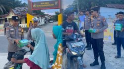 Semarakkan Bulan Suci Ramadhan, Polsek Bonai Darussalam Berbagi Takjil ke Pengguna Jalan