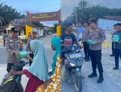 Semarakkan Bulan Suci Ramadhan, Polsek Bonai Darussalam Berbagi Takjil ke Pengguna Jalan