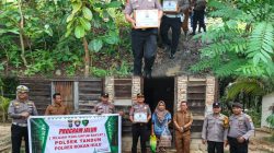 Komitmen Dekatkan Pelayanan, Polsek Tandun Salurkan Bansos Untuk Warga Sumber Jaya Lewat Program JALUR