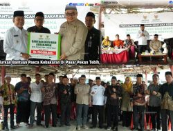 Salurkan Bantuan untuk Korban Kebakaran Pasar Pekan Tebih, Wabup Syafaruddin Poti Ajak Masyarakat Bergotong Royong