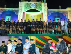 Malam Pembukaan MTQ ke-44 di Kuansing, Bupati Anton Tampil Elegan dengan Busana Corak Melayu Emas