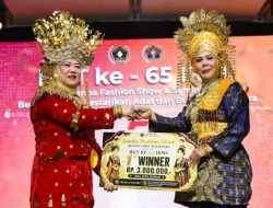 IKWI Riau Raih Juara I Lomba Fashion Show Busana Adat Nusantara Tingkat Nasional