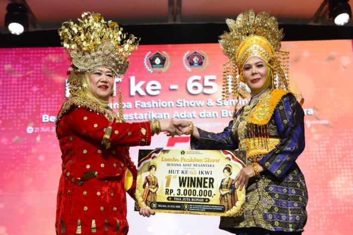 Juara I Lomba Fashion Show Busana Adat Nusantara