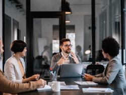 Mengembangkan Bisnis dengan Pendekatan Coaching dan Data Pasar